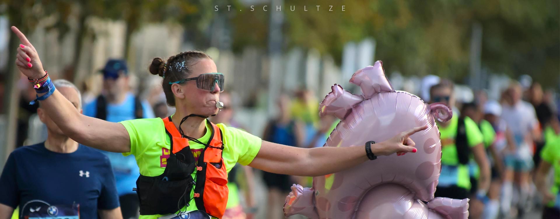 Running moment at the Berlin Marathon – PHOTOGRAPHY by Stefan Schultze. runners, smile, pig
